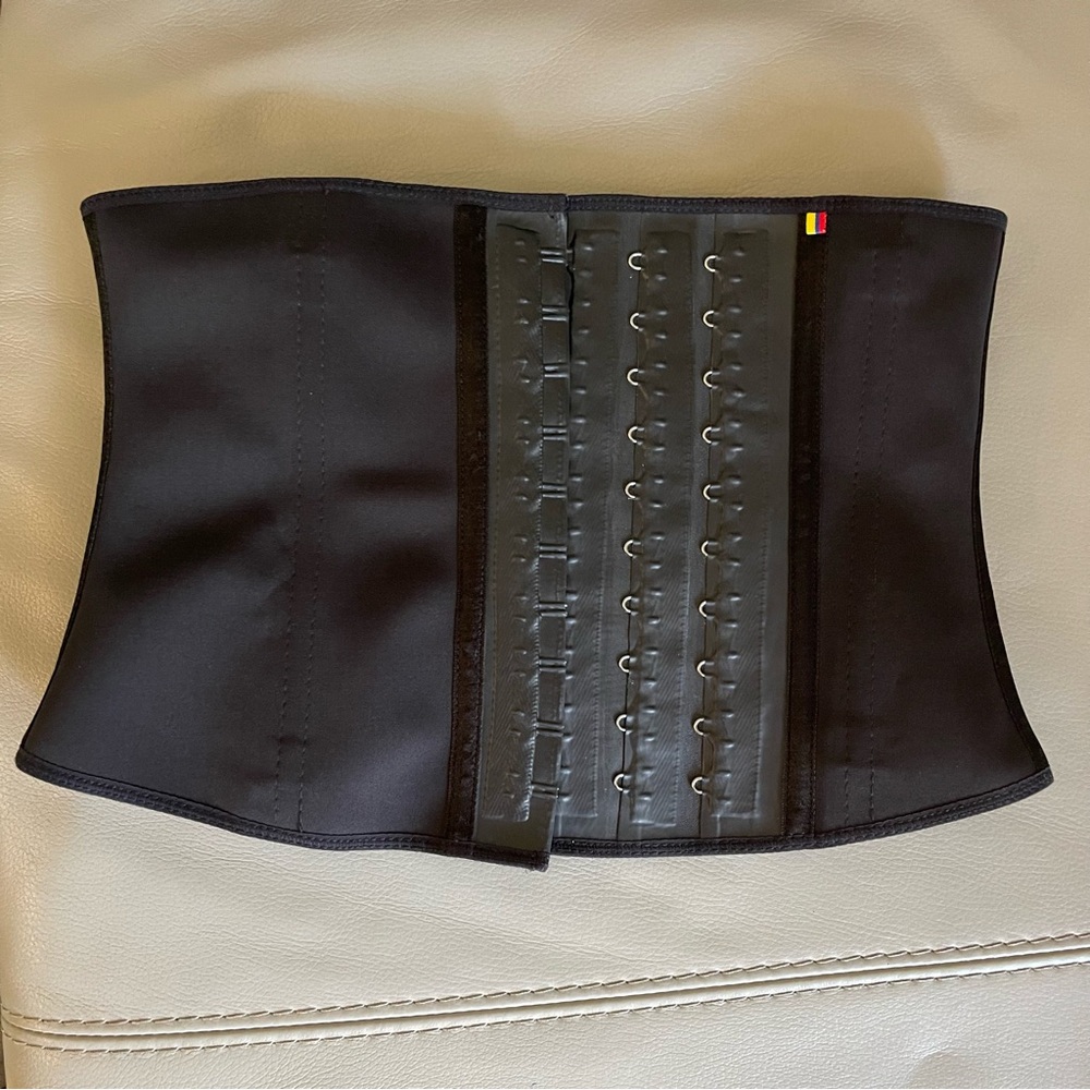 Sporty Spice MINI- Fitness Short Torso
Waist Trainer size L Made in Colombia